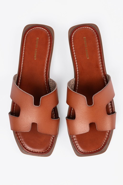 Rudos spalvos šlepetės su kvadratine...