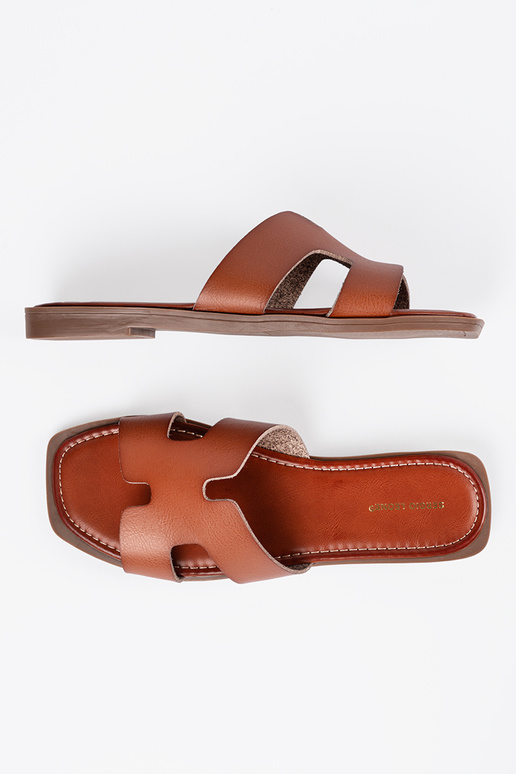 Rudos spalvos šlepetės su kvadratine...