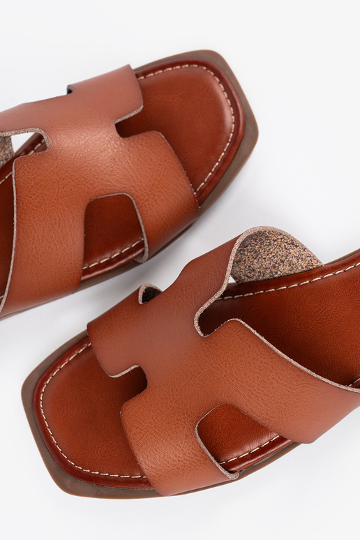 Rudos spalvos šlepetės su kvadratine...