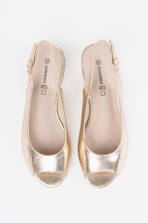 Aukso spalvos sandalai ant žemo kulno