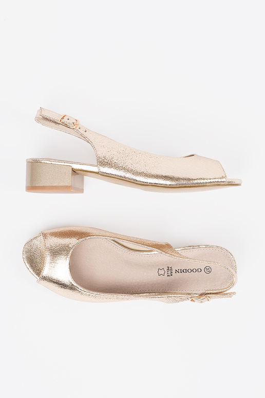 Aukso spalvos sandalai ant žemo kulno