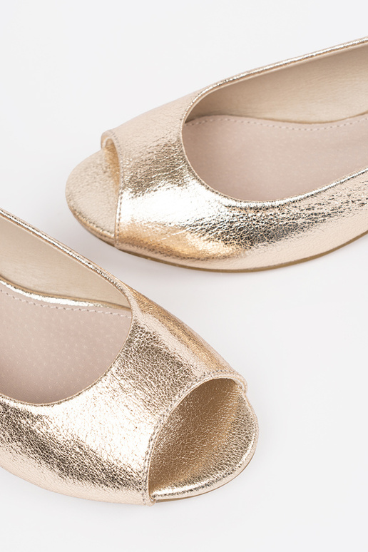 Aukso spalvos sandalai ant žemo kulno