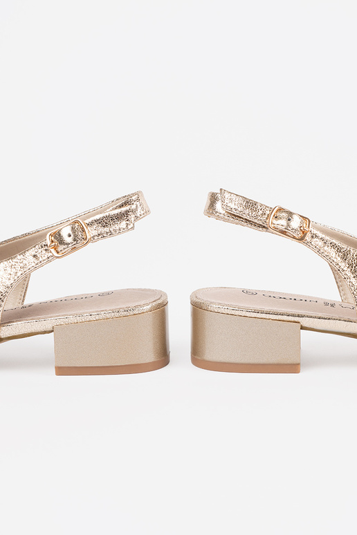 Aukso spalvos sandalai ant žemo kulno