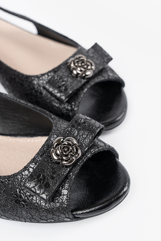 Pusbačiai su užsegimais ir atvirais...