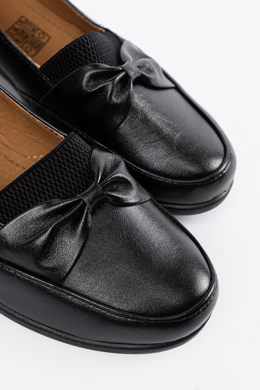 Juodos spalvos pusbačiai su užsegimu...