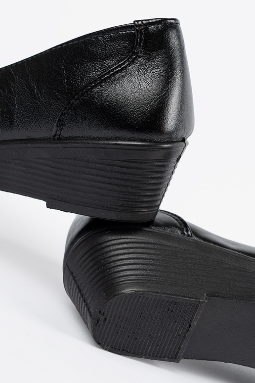 Juodos spalvos pusbačiai su užsegimu...