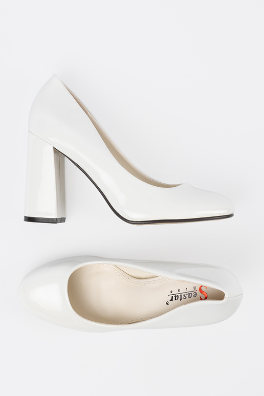 Baltos spalvos lakuoti aukštakulniai