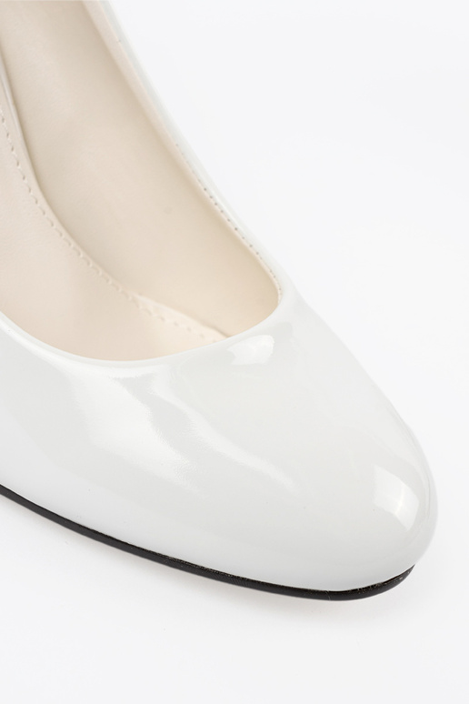 Baltos spalvos lakuoti aukštakulniai