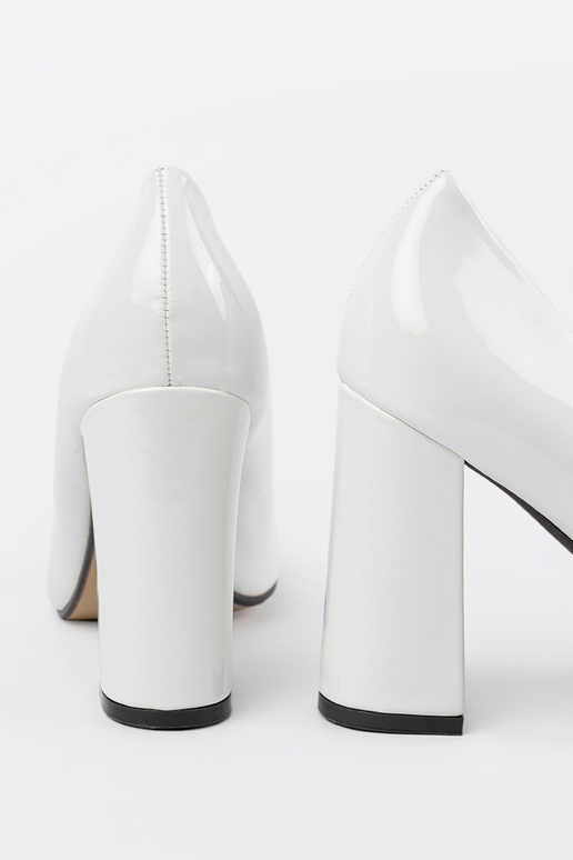 Baltos spalvos lakuoti aukštakulniai