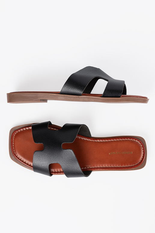 Juodos spalvos šlepetės kvadratine... Juodos spalvos šlepetės kvadratine...