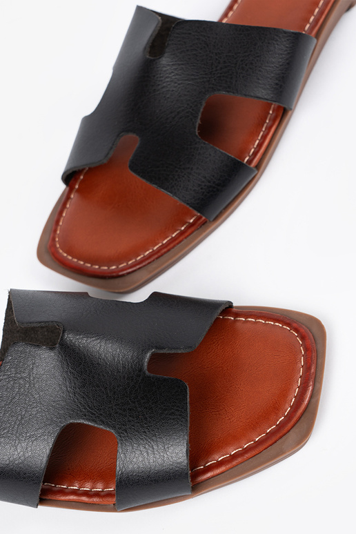 Juodos spalvos šlepetės kvadratine... Juodos spalvos šlepetės kvadratine...