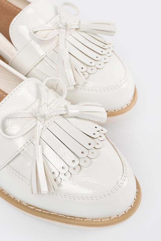 Baltos spalvos lakuoti mokasinai su...