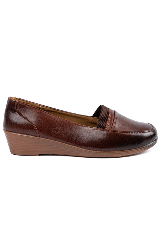 Bateliai ant žemos platformos