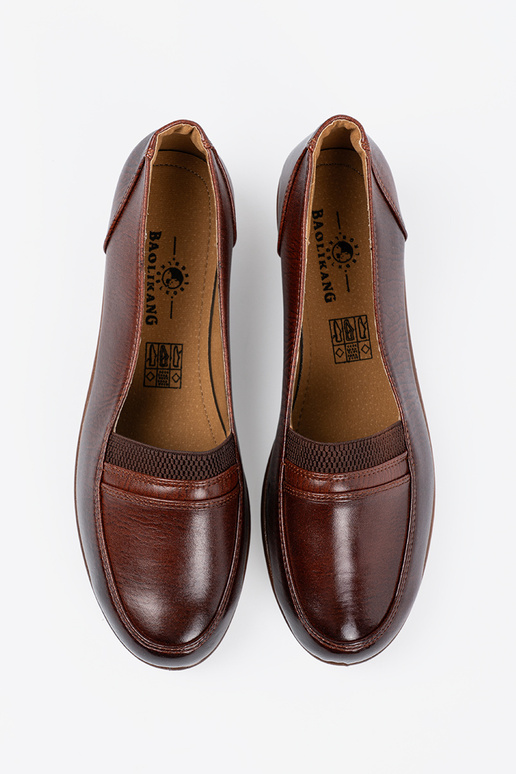 Bateliai ant žemos platformos