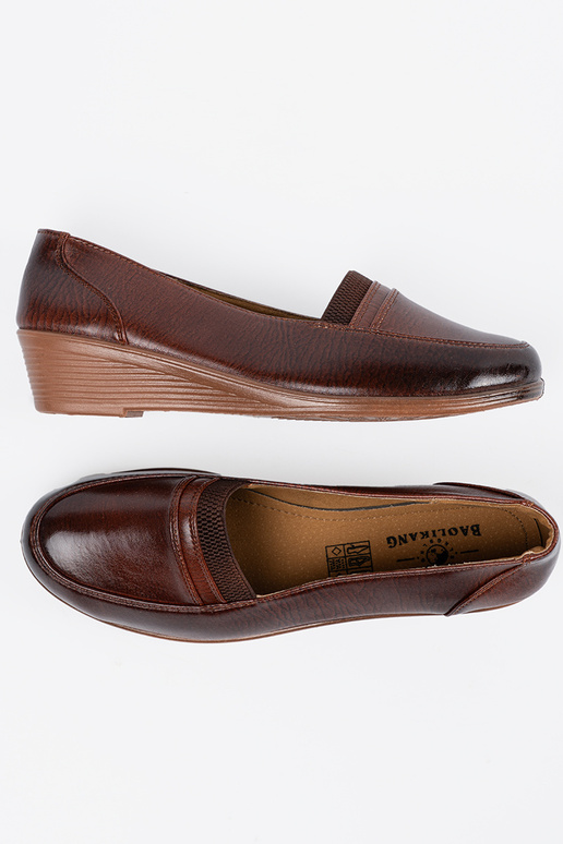 Bateliai ant žemos platformos