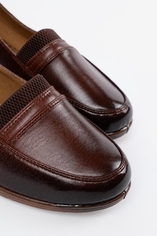 Bateliai ant žemos platformos