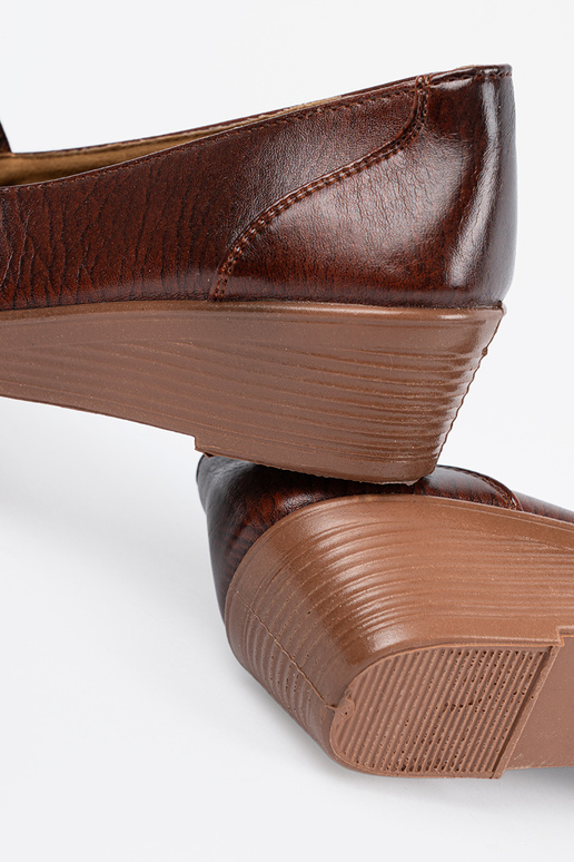 Bateliai ant žemos platformos