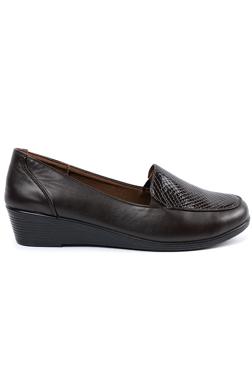 Rudos spalvos pusbačiai ant platformos