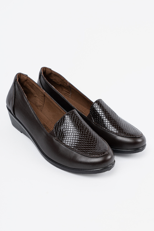 Rudos spalvos pusbačiai ant platformos