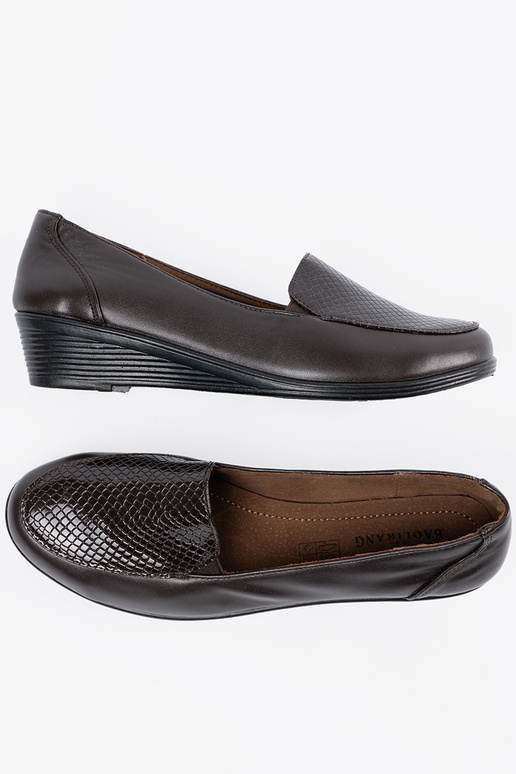 Rudos spalvos pusbačiai ant platformos