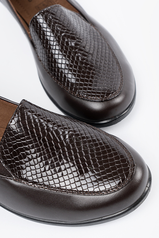 Rudos spalvos pusbačiai ant platformos