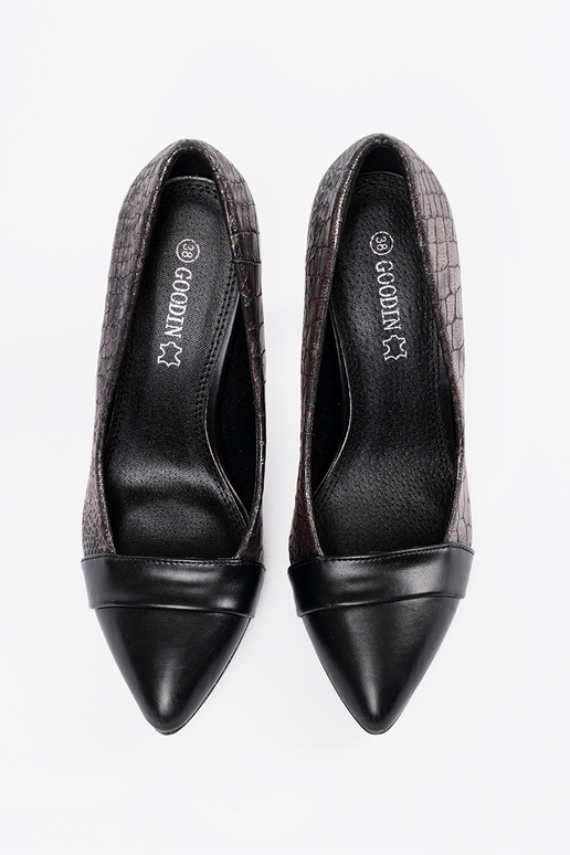 Juodos spalvos bateliai su gyvatės raštu