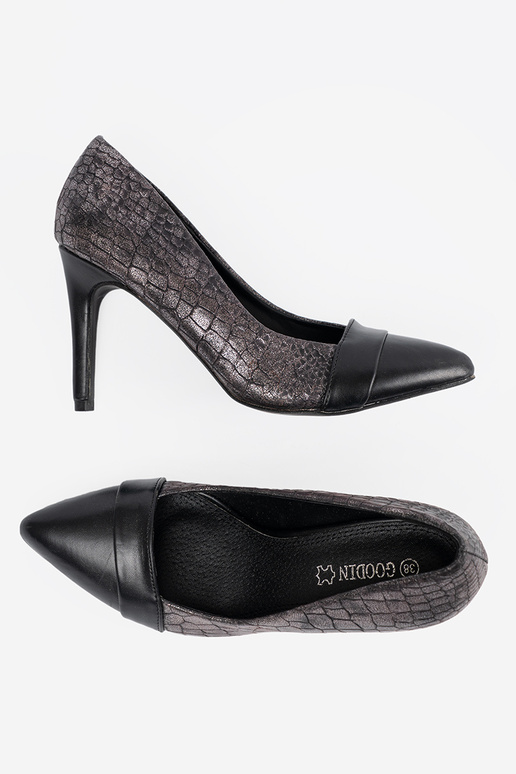 Juodos spalvos bateliai su gyvatės raštu