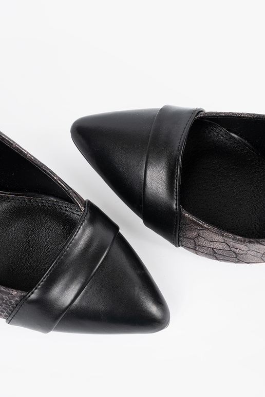 Juodos spalvos bateliai su gyvatės raštu