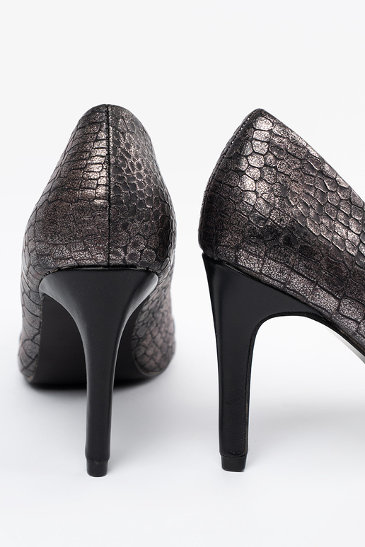 Juodos spalvos bateliai su gyvatės raštu