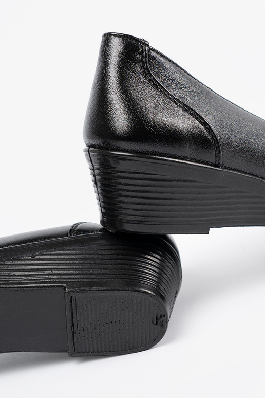 Moteriški pusbačiai su odos tekstūra