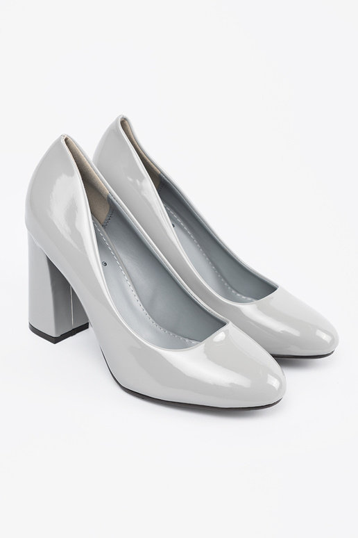 Pilkos spalvos lakuoti aukštakulniai