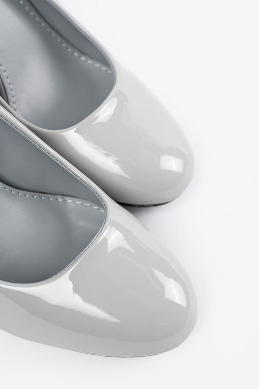 Pilkos spalvos lakuoti aukštakulniai