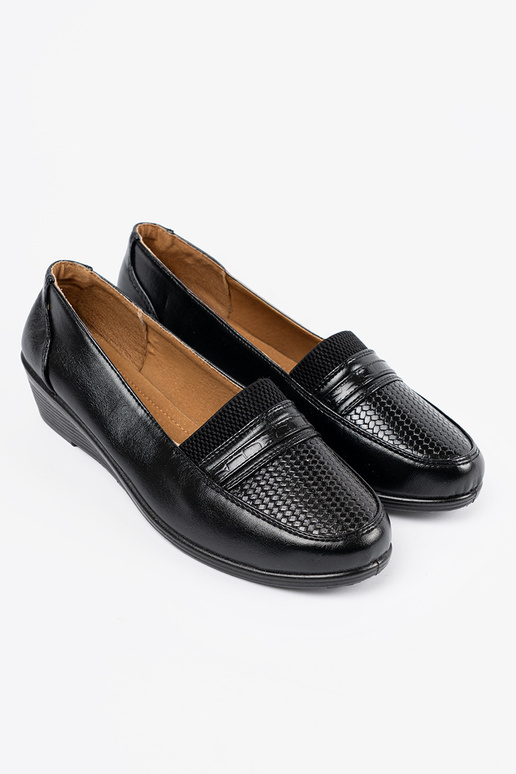 Juodos spalvos pusbačiai ant platformos