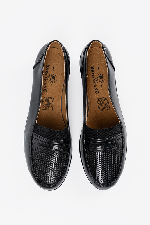 Juodos spalvos pusbačiai ant platformos