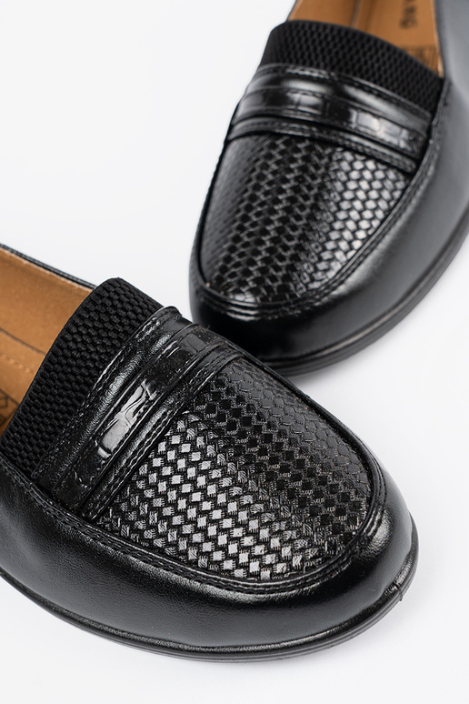 Juodos spalvos pusbačiai ant platformos