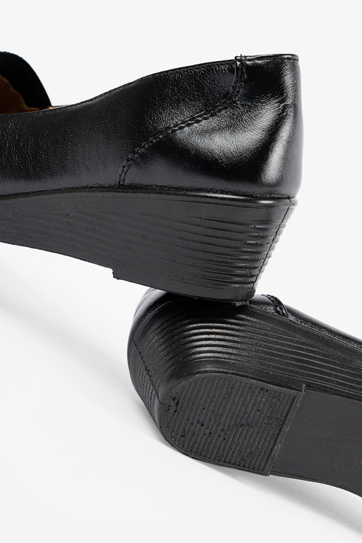 Juodos spalvos pusbačiai ant platformos