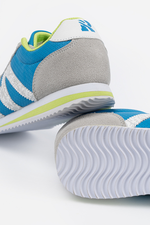 žydros-pilkos spalvos sportiniai batai