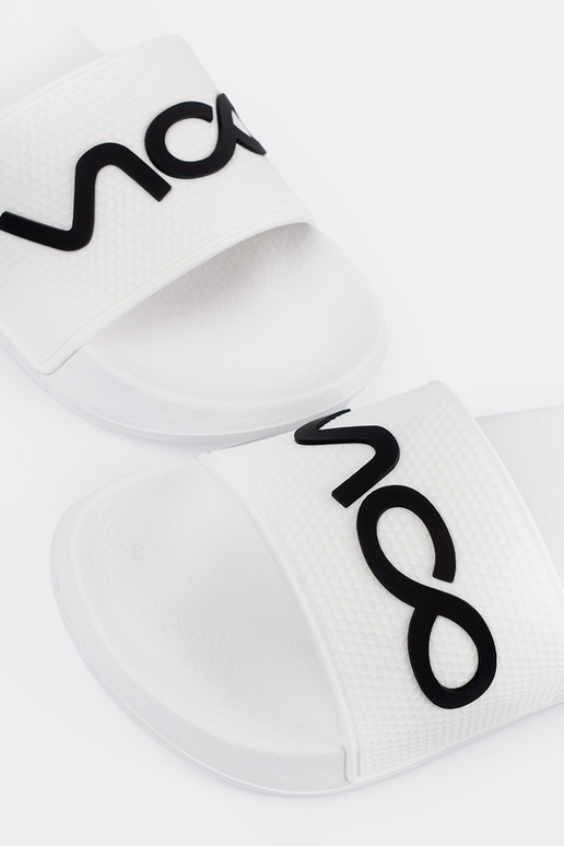 baltos spalvos Šlepetės su užrašu