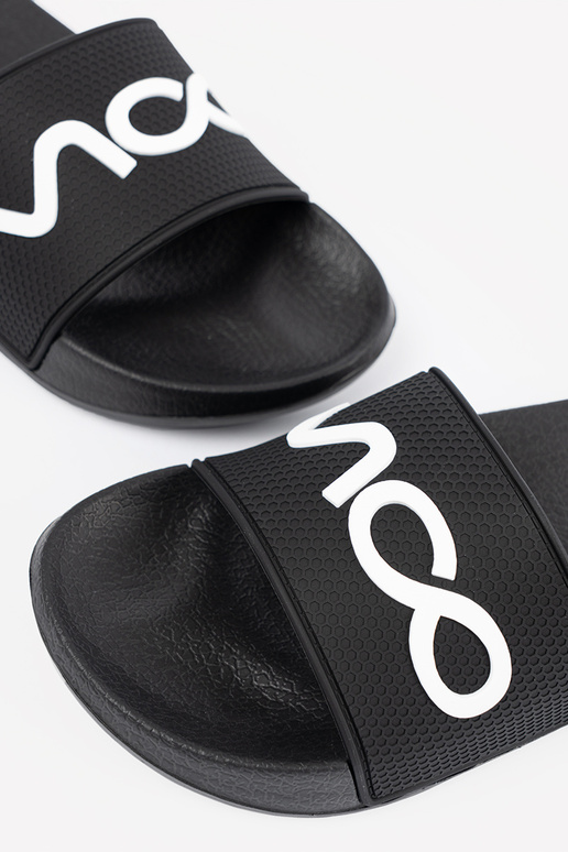 juodos spalvos Šlepetės su užrašu