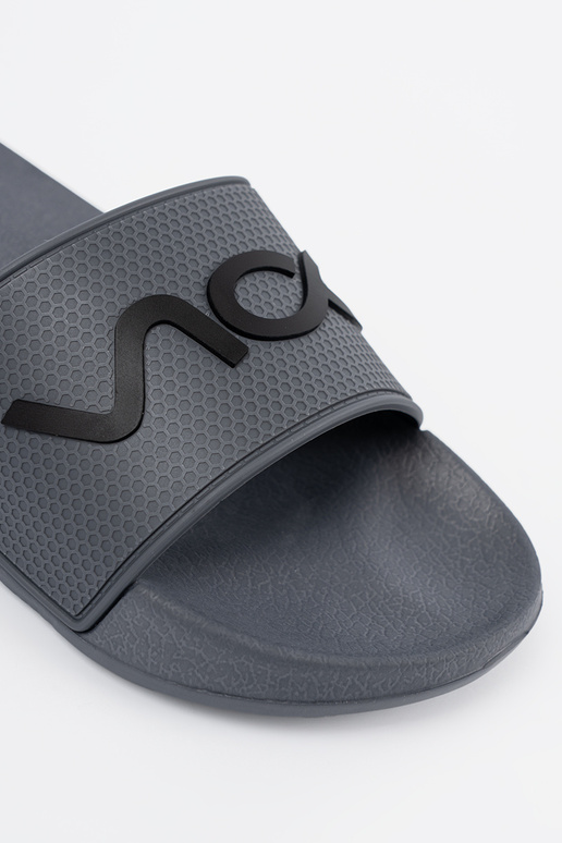 pilkos spalvos Šlepetės su užrašu