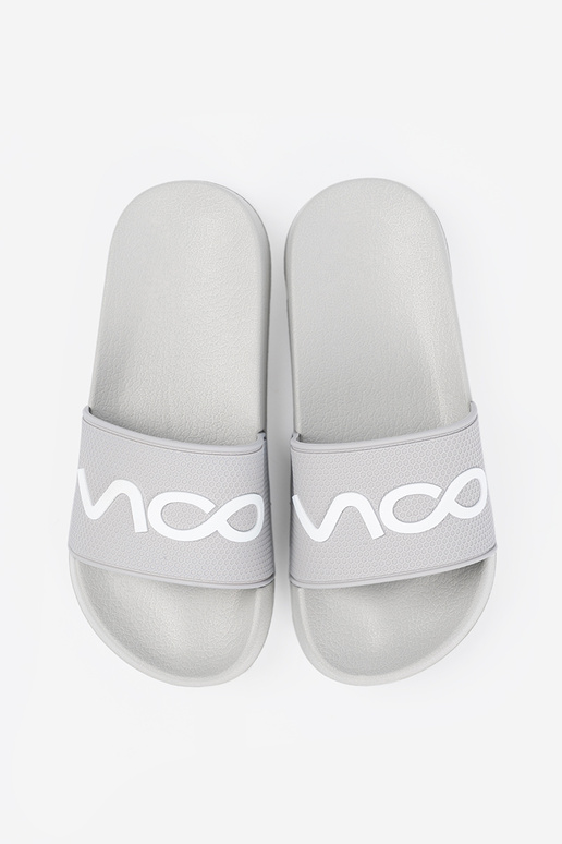 pilkos spalvos Šlepetės su užrašu