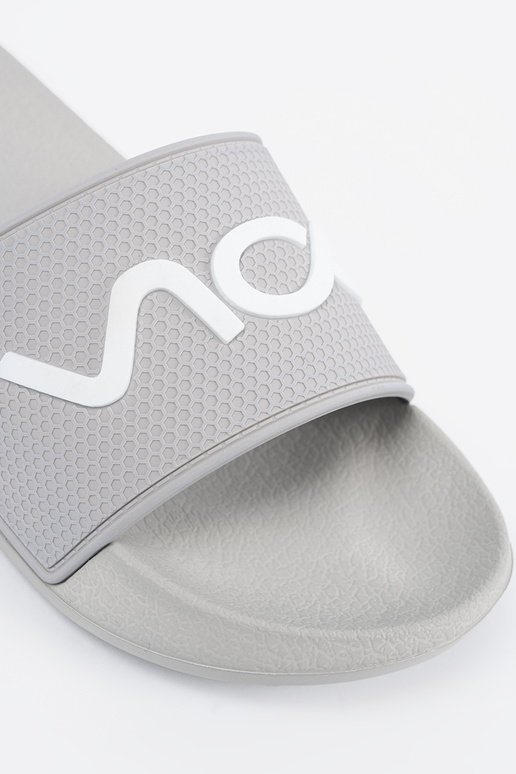 pilkos spalvos Šlepetės su užrašu