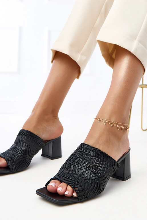 Juodos šlepetės ant kulno su pintais... Juodos šlepetės ant kulno su pintais...