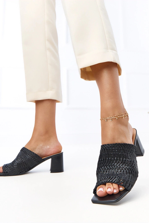 Juodos šlepetės ant kulno su pintais... Juodos šlepetės ant kulno su pintais...