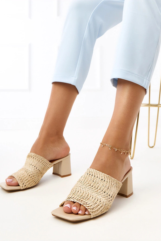 Smėlio spalvos šlepetės ant kulno su... Smėlio spalvos šlepetės ant kulno su...