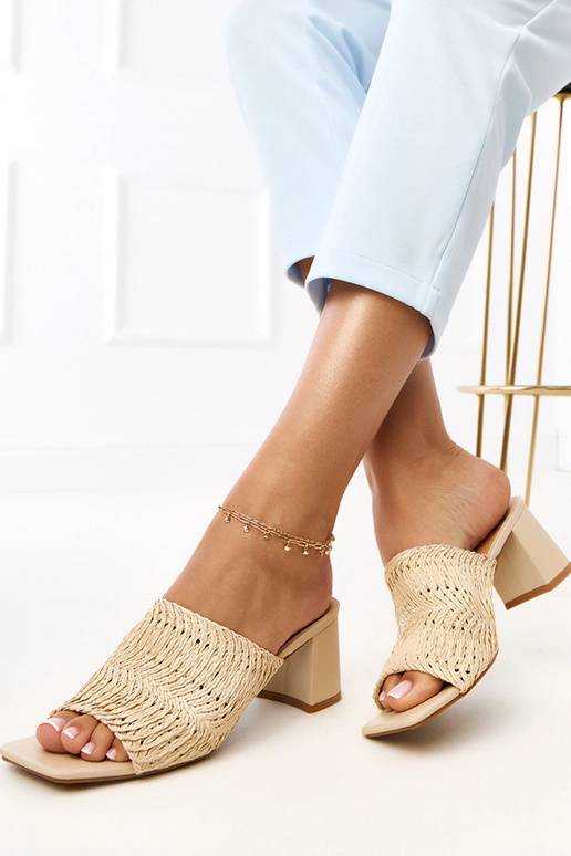 Smėlio spalvos šlepetės ant kulno su... Smėlio spalvos šlepetės ant kulno su...