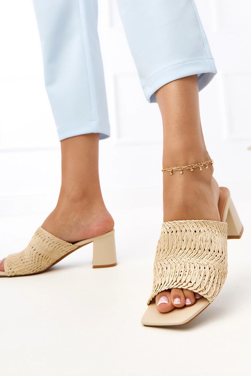 Smėlio spalvos šlepetės ant kulno su... Smėlio spalvos šlepetės ant kulno su...