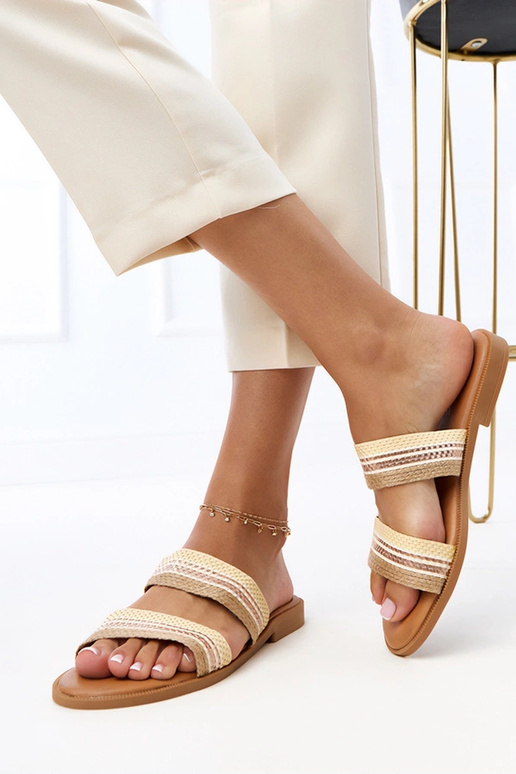 Smėlio spalvos moteriškos šlepetės su... Smėlio spalvos moteriškos šlepetės su...