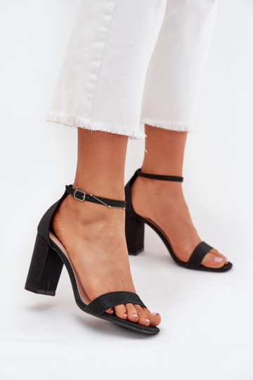 su blizgesiu Moteriškos aukštakulnės basutės juodos spalvos Kavina