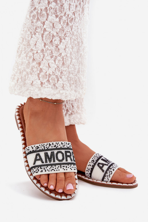 Moteriškos šlepetės su plačiais kulniukais Su dekoracija Amore baltos spalvos Avelina